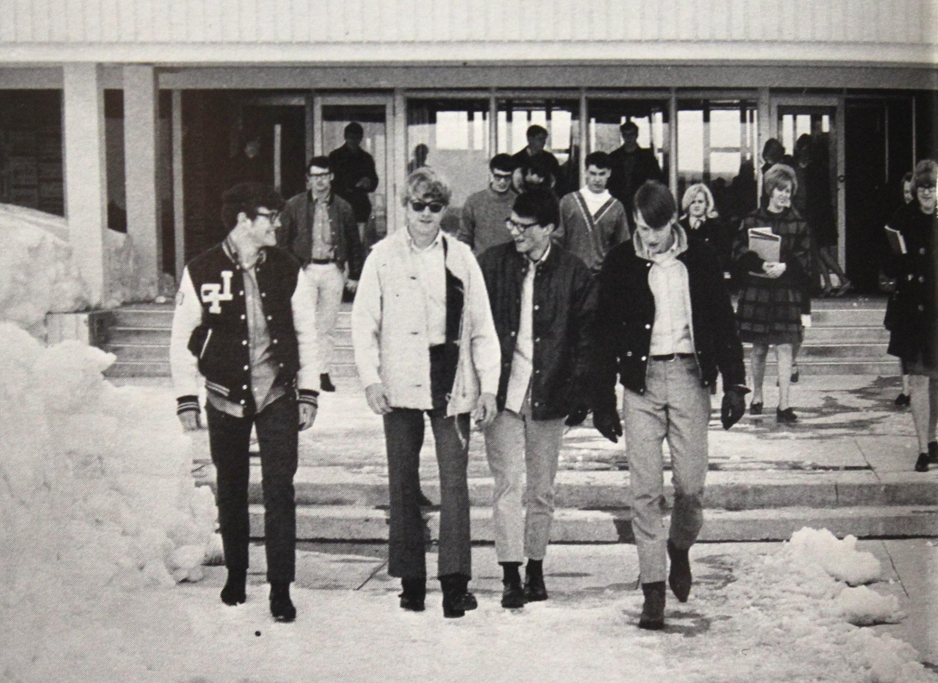 Students outside the 底特律的湖泊 campus, in 1969