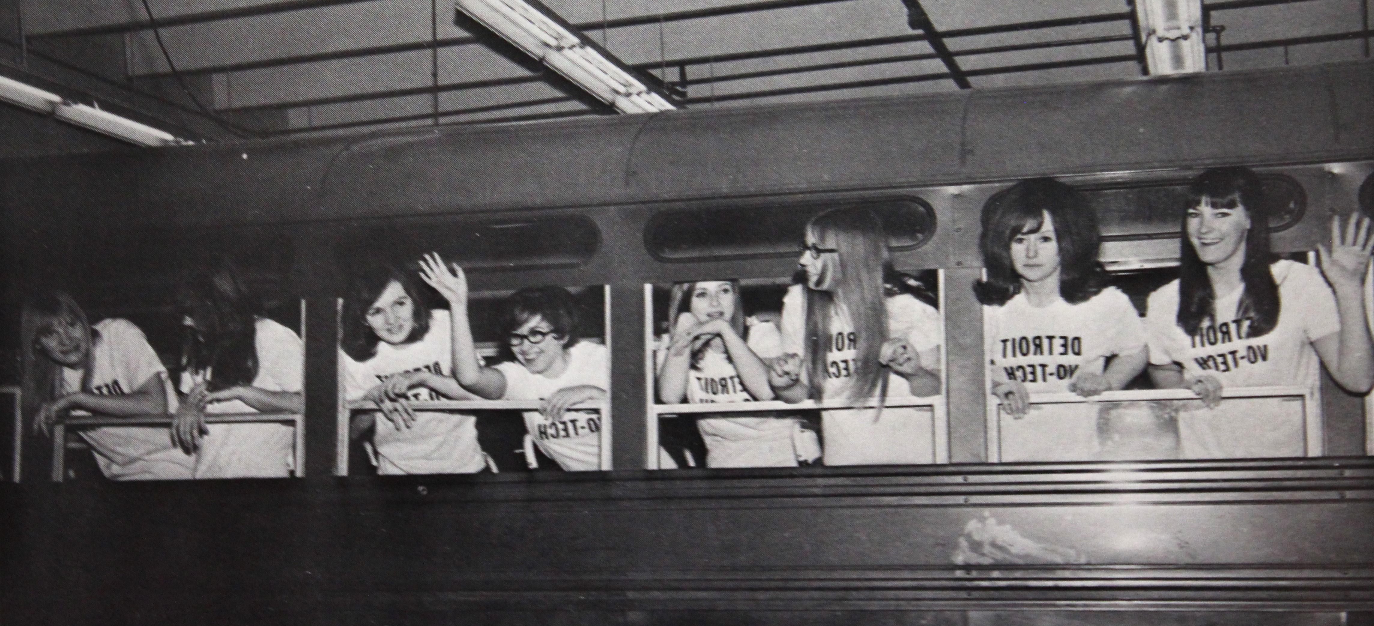 The 底特律的湖泊 campus Pep俱乐部, on a bus in 1970