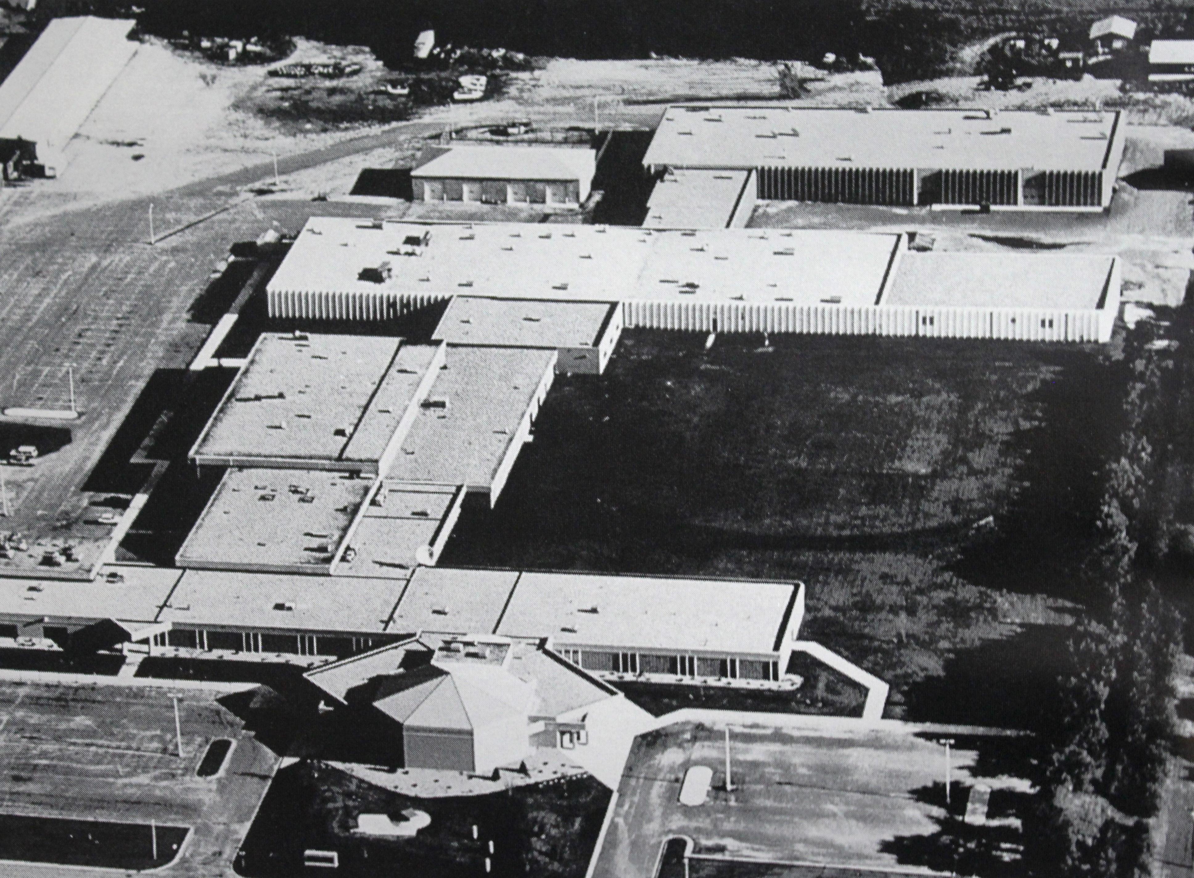An aerial view of the 底特律的湖泊 campus, in 1997